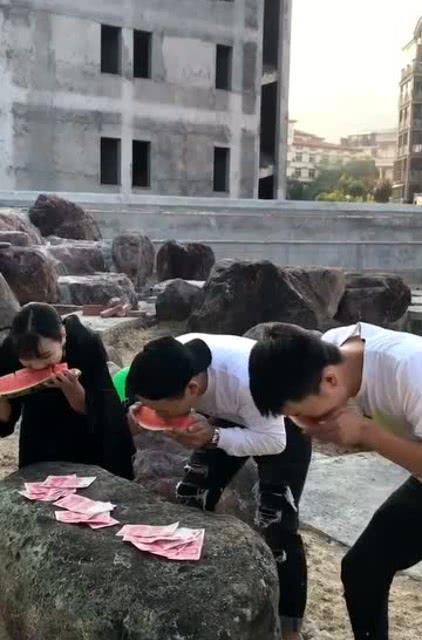 男子为钱吃瓜视频大全集,全民狂欢背后的利益博弈