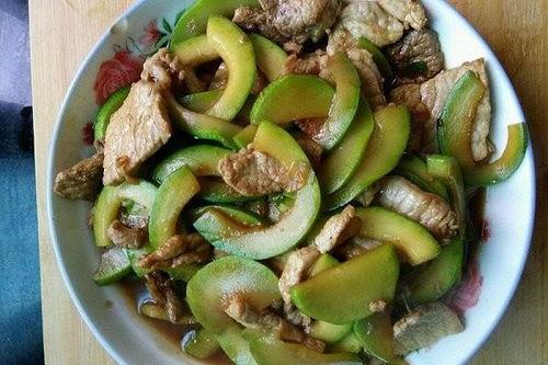 角瓜怎么炒吃更好吃呢视频,美味佳肴轻松上桌