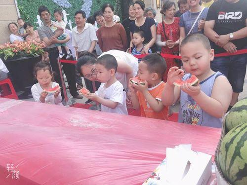 幼儿吃瓜姿势奇葩视频,奇特的吃瓜方式引热议