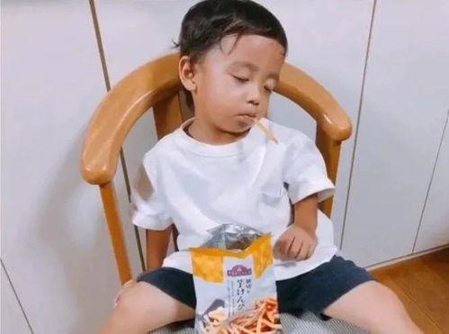 小男孩吃角瓜视频播放大全,萌娃美食瞬间，萌态十足！