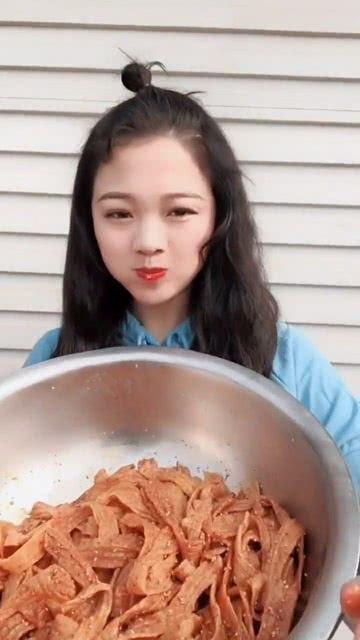 吃瓜少女做辣条视频,吃瓜少女带你探秘辣条制作全过程